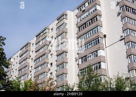 Renovierter, typischer alter Wohnblock in Richtung klaren blauen Himmels in Bukarest, Rumänien Stockfoto