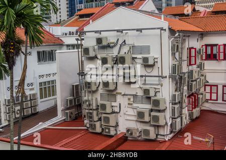 Gebäude mit vielen Klimaanlagen in Singapur Stockfoto
