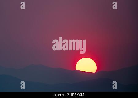 USA, Idaho, Bellevue, Sonne untergeht hinter Hügeln Stockfoto