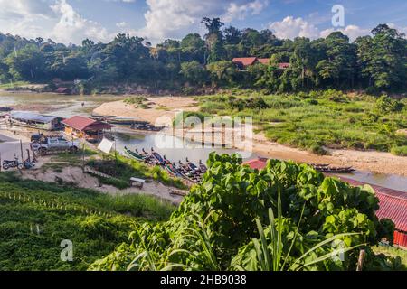 Blick auf den Fluss Tembeling im Dorf Kuala Tahan, Taman Negara Nationalpark, Malaysia Stockfoto