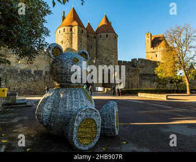 Weihnachtsdekoration vor der mittelalterlichen Festung, genannt Cité von Carcassonne. Carcassonne, Frankreich Stockfoto