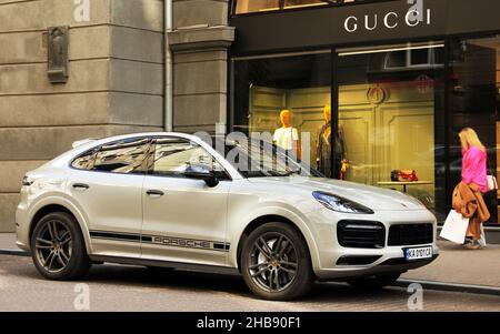 Kiew, Ukraine - 22. Mai 2021: Der Luxus-SUV Porsche Cayenne wird in der Stadt vor dem Gucci-Store geparkt Stockfoto