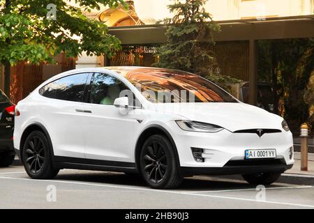Kiew, Ukraine - 22. Mai 2021: Weißes Elektroauto Tesla Model X in der Stadt geparkt Stockfoto