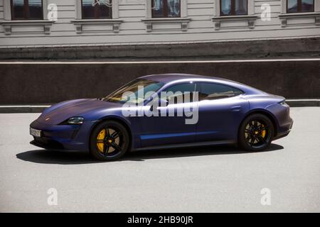 Kiew, Ukraine - 12. Juni 2021: Blauer elektrischer Porsche Taycan in der Stadt Stockfoto