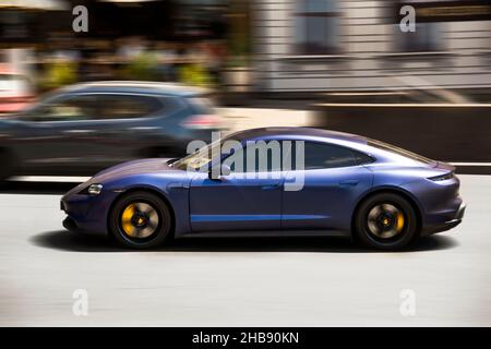 Kiew, Ukraine - 12. Juni 2021: Blauer elektrischer Porsche Taycan in der Stadt. Porsche in Bewegung Stockfoto