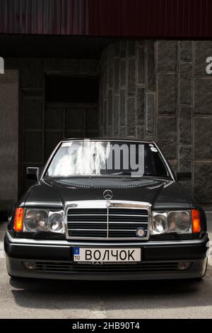 Kiew, Ukraine - 12. Juni 2021: Grauer Mercedes E500 W124 Wolf parkte in der Stadt Stockfoto