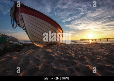 Schöne Aussicht auf ein Fischerboot am Strand von Koserow, Insel Usedom, Deutschland Stockfoto