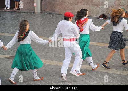 BILBAO, SPANIEN - 26. Jul 2014: Ein Blick auf die Tänzer, die während des Volksfestes im Baskenland, Bilbao, Spanien, auf der Straße auftreten Stockfoto