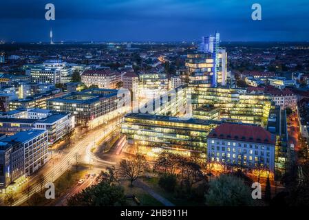 Wunderschöne Aussicht auf ein bekanntes Bürogebäude in Hannover während der Blauen Stunde Stockfoto