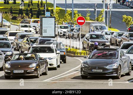 Kiew, Ukraine - 22. Mai 2021: Tesla Model S und Porsche Boxter in der Stadt Stockfoto