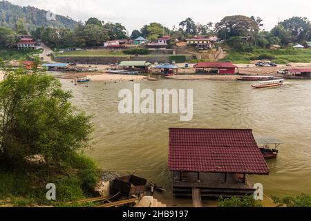 Blick auf den Fluss Tembeling im Dorf Kuala Tahan, Taman Negara Nationalpark, Malaysia Stockfoto