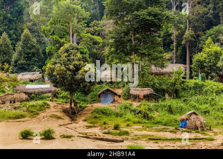 Indigenes Dorf im Taman Negara Nationalpark. Stockfoto