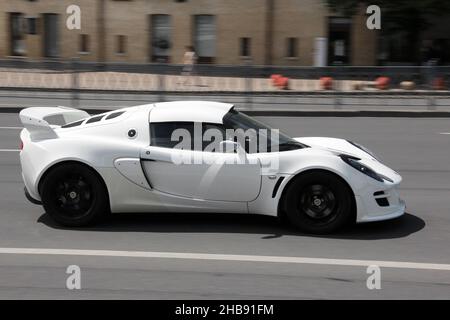 Kiew, Ukraine - 22. Mai 2021: Lotus Exige S in Bewegung. Englischer Supersportwagen auf der Straße Stockfoto
