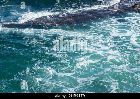 Turbulentes mittelmeer mit Wellen und Schaum natürlichen Wasser Hintergrund Stockfoto