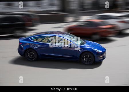 Kiew, Ukraine - 22. Mai 2021: Tesla Model 3 in Bewegung. Elektroauto auf der Straße Stockfoto