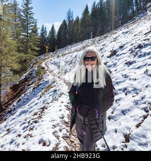 USA, Idaho, Ketchum, Frau, die auf verschneiten Wanderwegen in der Nähe des Sun Valley wandert Stockfoto