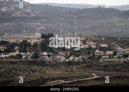 Nablus, Palästina. 17th Dez 2021. Ein Blick auf die jüdische Siedlung von Shavei Shomron während der Demonstration. Jüdische Siedler protestierten nach der Tötung eines israelischen Siedlers aus der jüdischen Siedlung Shavei Shomron bei einem Schussangriff auf sein Auto durch die palästinensischen Jugendlichen, die geflohen waren, Und die jüdischen Siedler griffen Häuser und Fahrzeuge palästinensischer Bürger im Westjordanland in der Nähe der Stadt Nablus an. Kredit: SOPA Images Limited/Alamy Live Nachrichten Stockfoto