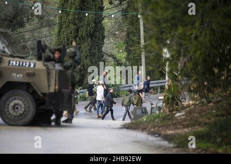 Nablus, Palästina. 17th Dez 2021. Während der Demonstration verlassen israelische Siedler die jüdische Siedlung Shavei Shomron. Jüdische Siedler protestierten nach der Tötung eines israelischen Siedlers aus der jüdischen Siedlung Shavei Shomron bei einem Schussangriff auf sein Auto durch die palästinensischen Jugendlichen, die geflohen waren, Und die jüdischen Siedler griffen Häuser und Fahrzeuge palästinensischer Bürger im Westjordanland in der Nähe der Stadt Nablus an. Kredit: SOPA Images Limited/Alamy Live Nachrichten Stockfoto