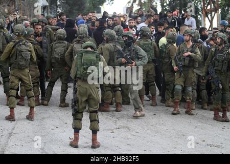 Nablus, Palästina. 17th Dez 2021. Israelische Soldaten drängen Palästinenser während der Demonstration. Jüdische Siedler protestierten nach der Tötung eines israelischen Siedlers aus der jüdischen Siedlung Shavei Shomron bei einem Schussangriff auf sein Auto durch die palästinensischen Jugendlichen, die geflohen waren, Und die jüdischen Siedler griffen Häuser und Fahrzeuge palästinensischer Bürger im Westjordanland in der Nähe der Stadt Nablus an. Kredit: SOPA Images Limited/Alamy Live Nachrichten Stockfoto