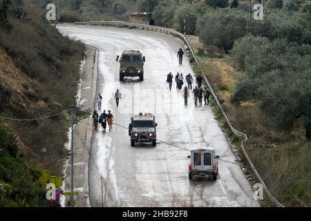 Nablus, Palästina. 17th Dez 2021. Während der Demonstration verlassen israelische Siedler die jüdische Siedlung Shavei Shomron. Jüdische Siedler protestierten nach der Tötung eines israelischen Siedlers aus der jüdischen Siedlung Shavei Shomron bei einem Schussangriff auf sein Auto durch die palästinensischen Jugendlichen, die geflohen waren, Und die jüdischen Siedler griffen Häuser und Fahrzeuge palästinensischer Bürger im Westjordanland in der Nähe der Stadt Nablus an. Kredit: SOPA Images Limited/Alamy Live Nachrichten Stockfoto