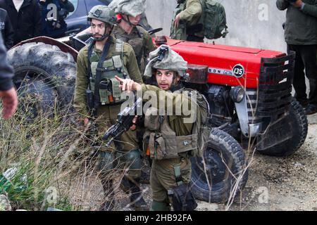 Nablus, Palästina. 17th Dez 2021. Israelische Soldaten sichern die Straße während einer Demonstration. Jüdische Siedler protestierten nach der Tötung eines israelischen Siedlers aus der jüdischen Siedlung Shavei Shomron bei einem Schussangriff auf sein Auto durch die palästinensischen Jugendlichen, die geflohen waren, Und die jüdischen Siedler griffen Häuser und Fahrzeuge palästinensischer Bürger im Westjordanland in der Nähe der Stadt Nablus an. Kredit: SOPA Images Limited/Alamy Live Nachrichten Stockfoto