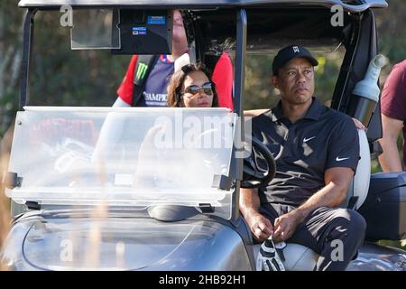 17. Dezember 2021, Orlando, Florida, USA: Tiger Woods (R) und Erica Herman sitzen während der PNC-Meisterschaft im Ritz-Carlton Golf Club in Orlando, Florida, in einem Golfwagen auf dem 8th-Loch. (Bild: © Debby Wong/ZUMA Press Wire) Stockfoto
