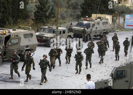 Nablus, Palästina. 17th Dez 2021. Israelische Soldaten sichern die Straße während einer Demonstration. Jüdische Siedler protestierten nach der Tötung eines israelischen Siedlers aus der jüdischen Siedlung Shavei Shomron bei einem Schussangriff auf sein Auto durch die palästinensischen Jugendlichen, die geflohen waren, Und die jüdischen Siedler griffen Häuser und Fahrzeuge palästinensischer Bürger im Westjordanland in der Nähe der Stadt Nablus an. (Foto von Nasser Ishtayeh/SOPA Images/Sipa USA) Quelle: SIPA USA/Alamy Live News Stockfoto