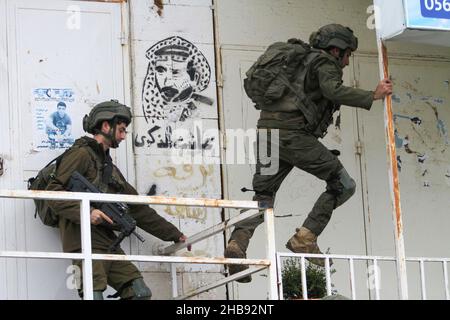 Nablus, Palästina. 17th Dez 2021. Israelische Soldaten sichern die Straße während einer Demonstration. Jüdische Siedler protestierten nach der Tötung eines israelischen Siedlers aus der jüdischen Siedlung Shavei Shomron bei einem Schussangriff auf sein Auto durch die palästinensischen Jugendlichen, die geflohen waren, Und die jüdischen Siedler griffen Häuser und Fahrzeuge palästinensischer Bürger im Westjordanland in der Nähe der Stadt Nablus an. (Foto von Nasser Ishtayeh/SOPA Images/Sipa USA) Quelle: SIPA USA/Alamy Live News Stockfoto