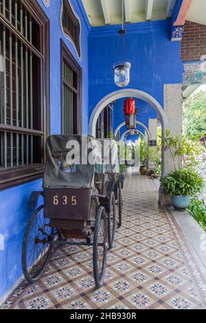 GEORGE TOWN, MALAYSIA - 20. MÄRZ 2018: Rikschas im Cheong Fatt Tze Mansion The Blue Mansion in George Town, Malaysia Stockfoto