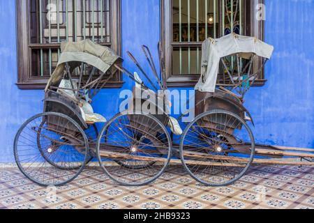 Rikschas im Cheong Fatt Tze Mansion The Blue Mansion in George Town, Malaysia Stockfoto