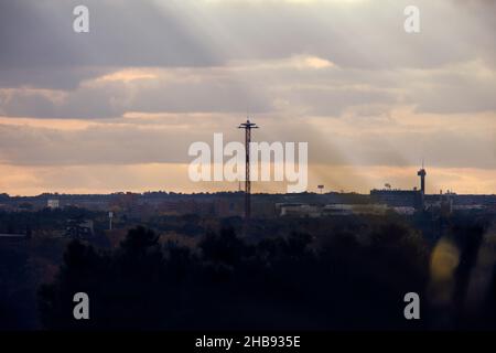 Faszinierender Blick auf eine City Line Air Connect mitten in der Stadt bei Sonnenuntergang mit bewölktem Himmel Stockfoto
