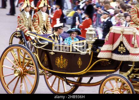 Königliche Hochzeit von Prinz Andrew und Sarah Ferguson 23. Juli 1986. Prinz Charles und Prinzessin Diana bei der Ankunft in Westminster Abbey Stockfoto