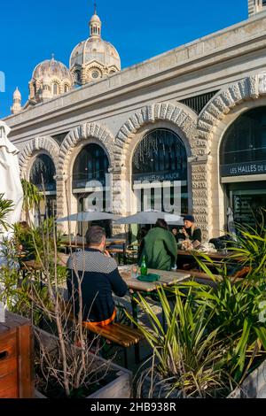 Marseille, Frankreich, Leute sitzen auf der Terrasse vor dem renovierten Gebäude in der Nähe des Hafens für kleine Geschäfte und Bars, Französisch Cafe, Restaurants Stockfoto