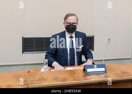 Prag, Tschechische Republik. 17th Dez 2021. Der neue tschechische Premierminister Petr Fiala von der ODS-Partei leitet zuerst das Treffen der Regierung. Der tschechische Präsident Milos Zeman ernannte in Chateau Lany die neue tschechische Regierung. Die tschechische Regierung besteht aus fünf politischen Parteien: ODS, KDU-CSL, TOP 09, STAN und Tschechische Piratenpartei. Kredit: SOPA Images Limited/Alamy Live Nachrichten Stockfoto