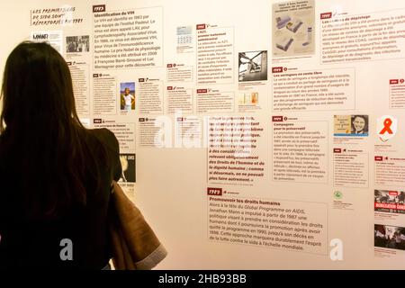 Marseille, Frankreich, MUCEM-Museumsausstellung, Geschichte von AIDS, 'VIH/SIDA, L'epidemie n'est pas finie!' (Die AIDS-Epidemie ist noch nicht vorbei!) AIDS History Exhibition, Teen Girl Lesebeschreibung an der Wand Stockfoto