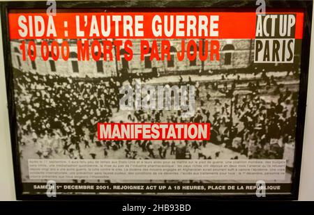 Marseille, Frankreich, MUCEM Museum Ausstellung, Geschichte von AIDS, Act-up-Poster, Schild „VIH/SIDA, L'epidemiie n'est pas finie!“ (Die AIDS-Epidemie ist noch nicht vorbei!) AIDS History Exhibition, französische Plakate, französische Vintage-Werbung Stockfoto