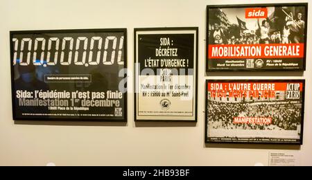 Marseille, Frankreich, MUCEM Museum Ausstellung, Geschichte von AIDS, Act Up Plakate, Schild „VIH/SIDA, L'Epidemie n'EST pas finie!“ (Die AIDS-Epidemie ist noch nicht vorbei!) AIDS Geschichte Ausstellung, französische Plakate, Epidemie und Pest frankreich Stockfoto