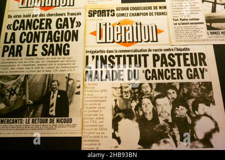 Marseille, Frankreich, MUCEM Museum Ausstellung, Geschichte von AIDS, französische Presse, alte Zeitungen Schlagzeilen: „Gay Cancer » Archives, Epidemic and Pest france, HIV 1980s Stockfoto