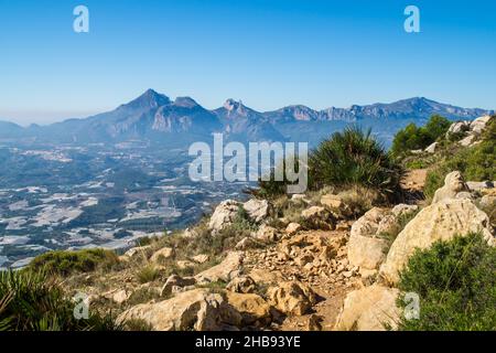 Blick in die wunderschöne mediterrane Berglandschaft mit Puig Campana in Spanien Stockfoto