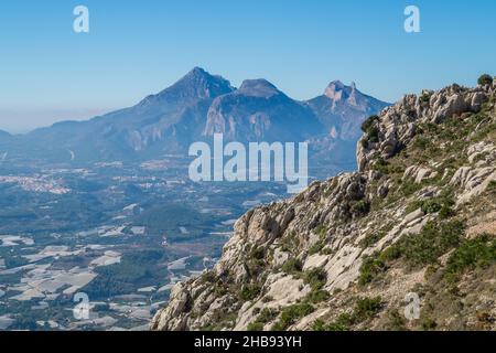 Blick in die wunderschöne mediterrane Berglandschaft mit Puig Campana in Spanien Stockfoto