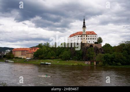 DECIN, TSCHECHISCHE REPUBLIK - 22. MAI 2021: Schloss und Elbe Stockfoto