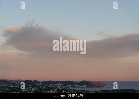 Wunderschöne blass rosa Wolken bei Sonnenuntergang auf der mittelmeerküste malerischen Himmel Hintergrund Stockfoto