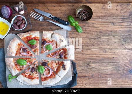 Hausgemachte, in Scheiben geschnittene italienische Pizza aus Stein Stockfoto