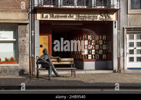 Dinant, Belgien - Oktober 10 2019: Adolphe Sax Museum und Skulptur des Erfinders des Saxophons Stockfoto