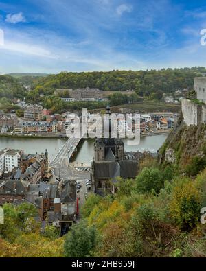 Schöne Stadt Dinant mit Kirche und Brücke und berühmt für Sax, Belgien. Stockfoto