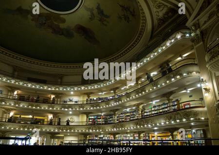 BUENOS AIRES, ARGENTINIEN - 29. NOVEMBER 2018: El Ateneo Grand Splendid Buchhandlung Innenansicht, Buenos Aires. Wahrzeichen Argentiniens Stockfoto