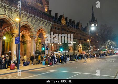 London, Großbritannien, 17th, Dez, 2021. Eine halbe Meile Schlange baut sich auf, während Tausende von Reisenden sich beeilen, London über die Eurostar-Dienste von St. Pancras zu verlassen, bevor das nicht unbedingt erforderliche französische Reiseverbot in Kraft tritt, das nach 11pm Uhr GMT oder um Mitternacht Pariser Zeit in Kraft tritt. Die Einschränkungen sind ein Schritt, um die Ausbreitung von Omicron-Infektionen zu stoppen, da das Vereinigte Königreich heute 93.045 Coronavirus-Fälle verzeichnet. Nach Mitternacht müssen Nichtbürger und Nichtansässige einen „zwingenden Grund“ angeben, um aus dem Vereinigten Königreich nach Frankreich einzureisen. Kredit: Elfte Stunde Fotografie/Alamy Live Nachrichten Stockfoto