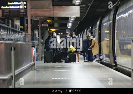 London, Großbritannien, 17th, Dez, 2021. Passagiere steigen am St. Pancras International in die letzten verbleibenden Verbindungen nach Paris ein, während sie sich bemühen, das unwesentliche französische Reiseverbot zu überbieten, das nach 11pm Uhr GMT und um Mitternacht Pariser Zeit in Kraft tritt. Die Einschränkungen sind ein Schritt, um die Ausbreitung von Omicron-Infektionen zu stoppen, da das Vereinigte Königreich heute 93.045 Coronavirus-Fälle verzeichnet. Nach Mitternacht müssen Nichtbürger und Nichtansässige einen „zwingenden Grund“ angeben, um aus dem Vereinigten Königreich nach Frankreich einzureisen. Kredit: Elfte Stunde Fotografie/Alamy Live Nachrichten Stockfoto