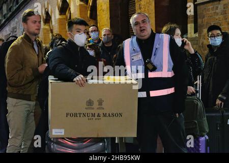 London, Großbritannien, 17th, Dez, 2021. Eine halbe Meile Schlange baut sich auf, während Tausende von Reisenden sich beeilen, London über die Eurostar-Dienste von St. Pancras zu verlassen, bevor das nicht unbedingt erforderliche französische Reiseverbot in Kraft tritt, das nach 11pm Uhr GMT oder um Mitternacht Pariser Zeit in Kraft tritt. Die Einschränkungen sind ein Schritt, um die Ausbreitung von Omicron-Infektionen zu stoppen, da das Vereinigte Königreich heute 93.045 Coronavirus-Fälle verzeichnet. Nach Mitternacht müssen Nichtbürger und Nichtansässige einen „zwingenden Grund“ angeben, um aus dem Vereinigten Königreich nach Frankreich einzureisen. Kredit: Elfte Stunde Fotografie/Alamy Live Nachrichten Stockfoto