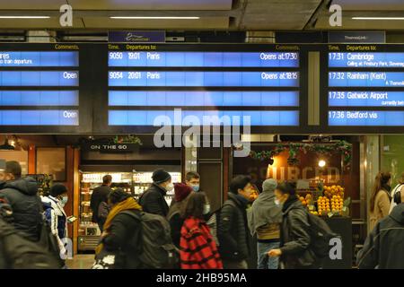 London, Großbritannien, 17th, Dez, 2021. Reisende stehen vor einer Abflugtafel Schlange, während sie sich beeilen, London über die Eurostar-Dienste von St Pancras zu verlassen, bevor Frankreichs nicht wesentliches Reiseverbot nach 11pm Uhr GMT und um Mitternacht Pariser Zeit in Kraft tritt. Die Einschränkungen sind ein Schritt, um die Ausbreitung von Omicron-Infektionen zu stoppen, da das Vereinigte Königreich heute 93.045 Coronavirus-Fälle verzeichnet. Nach Mitternacht müssen Nichtbürger und Nichtansässige einen „zwingenden Grund“ angeben, um aus dem Vereinigten Königreich nach Frankreich einzureisen. Kredit: Elfte Stunde Fotografie/Alamy Live Nachrichten Stockfoto